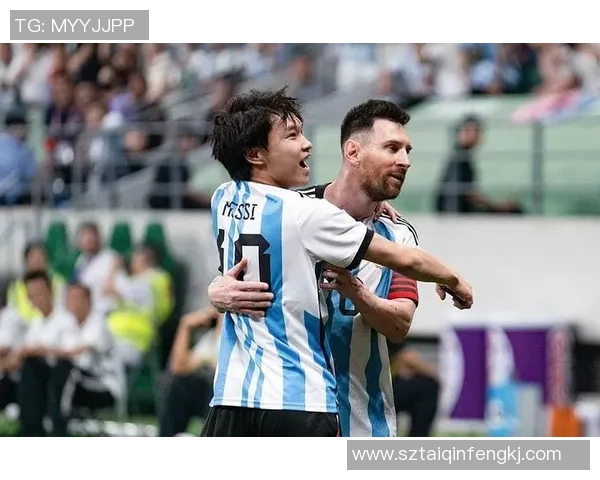 足球明星与梅西亲密拥抱瞬间展现友谊与荣耀的温暖画面